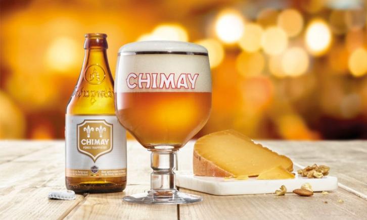 Chimay Tripel met een kaasje ernaast Chimay Tripel met een kaasje ernaast
